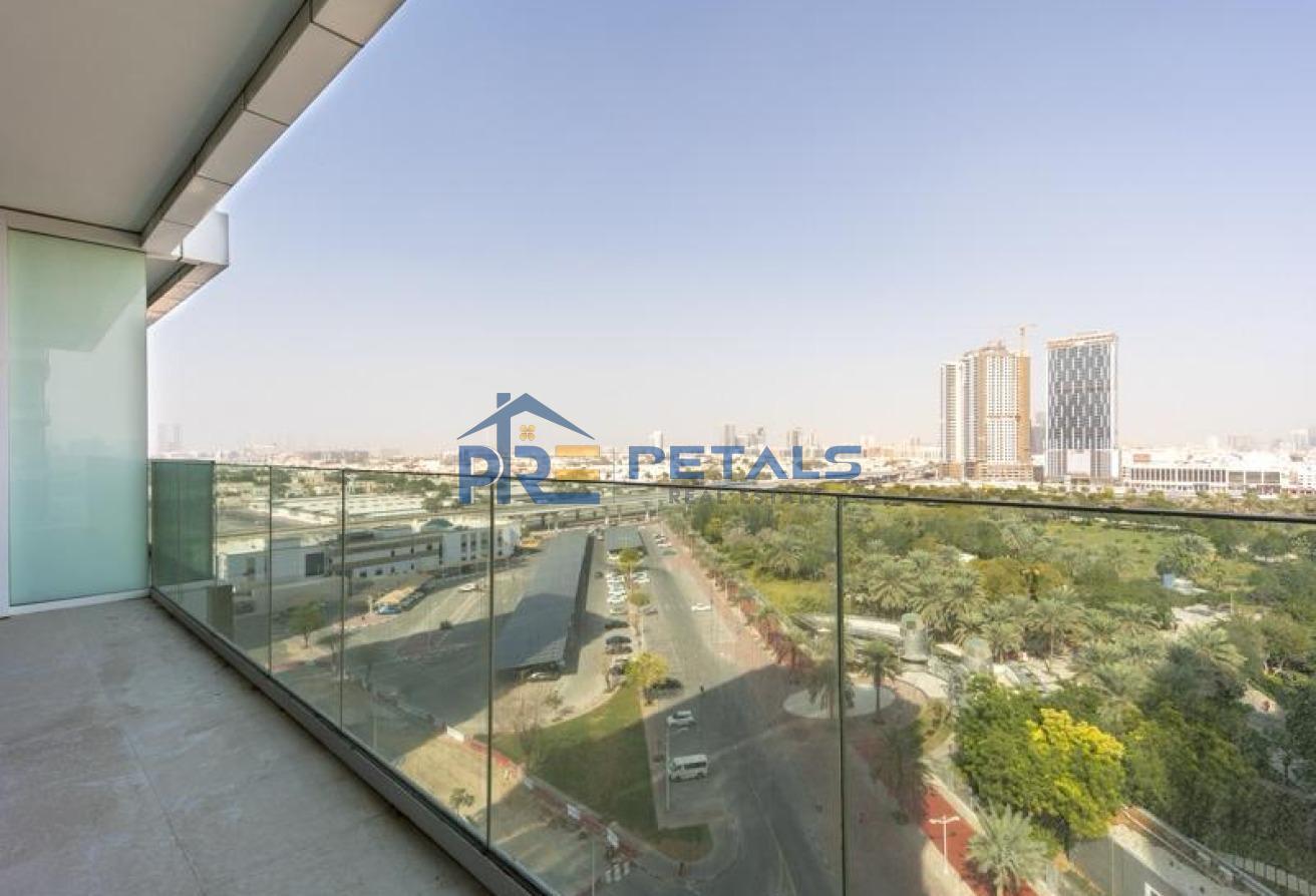 Huge Balcony | Unfurnished | Dubai Frame View photo 5