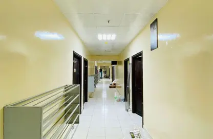 سكن الموظفين - استوديو - 8 حمامات للايجار في م-20 - مصفح الصناعية - مصفح - أبوظبي