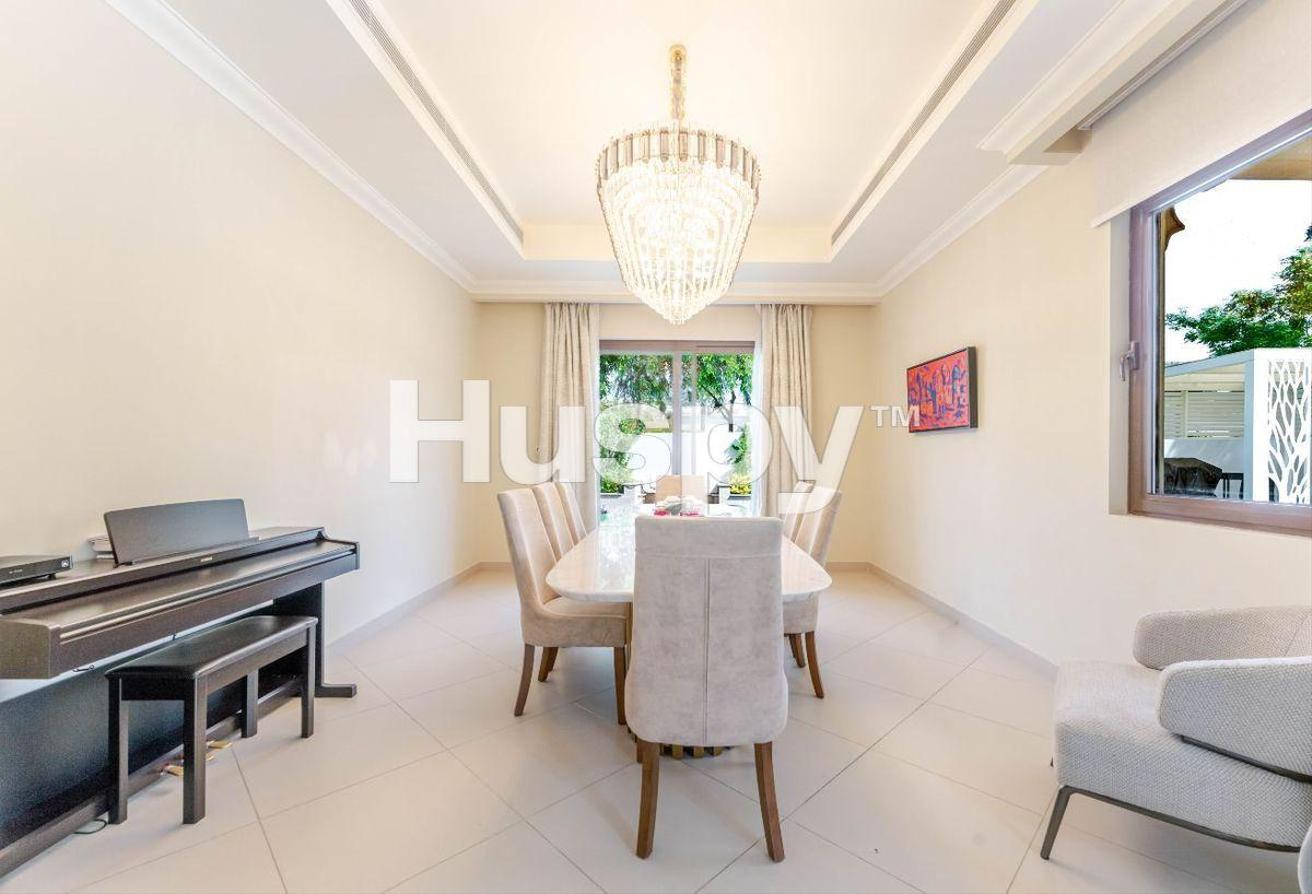 Overlooking Pool | Unfurnished | Vacant photo 7