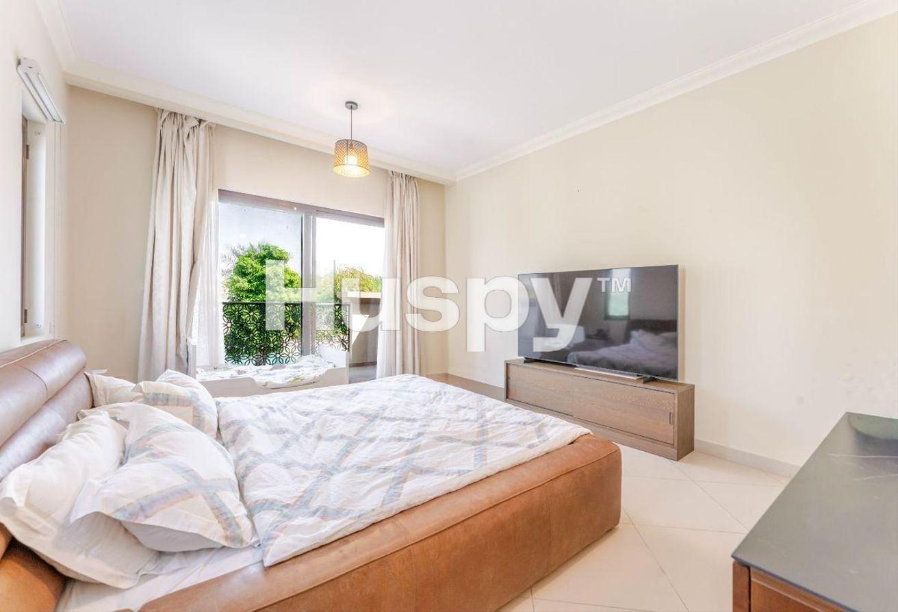 Overlooking Pool | Unfurnished | Vacant photo 9