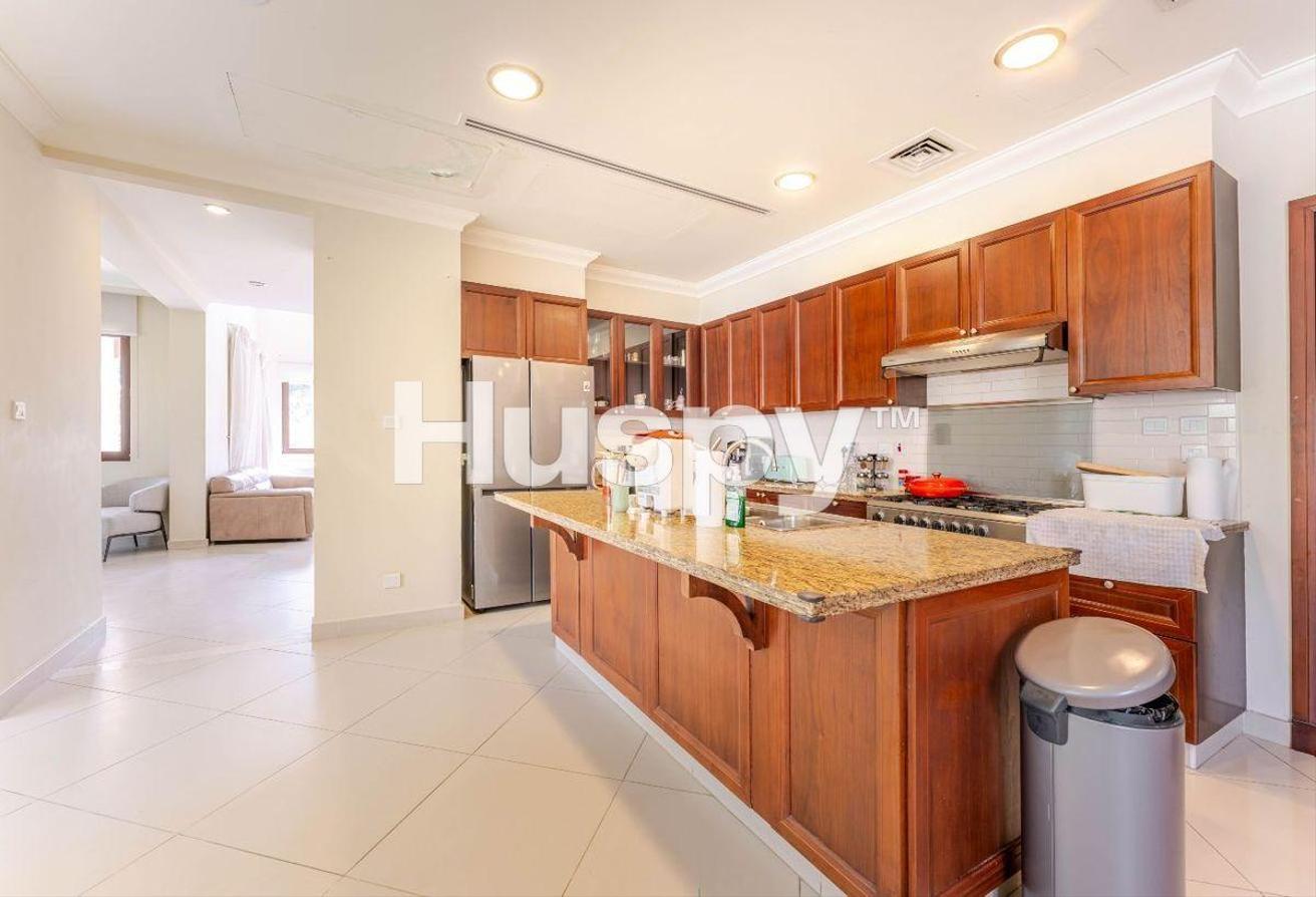Overlooking Pool | Unfurnished | Vacant photo 4