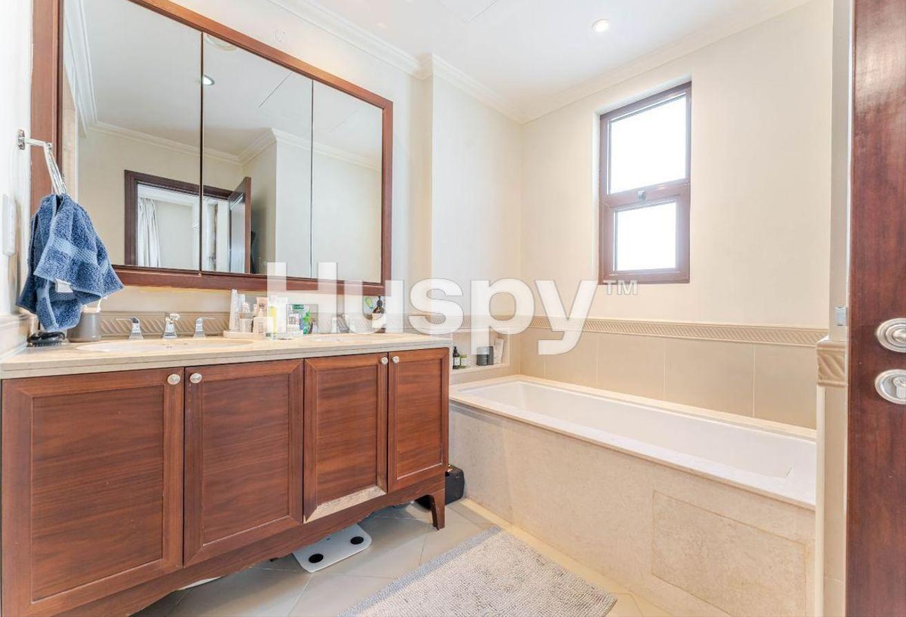 Overlooking Pool | Unfurnished | Vacant photo 10