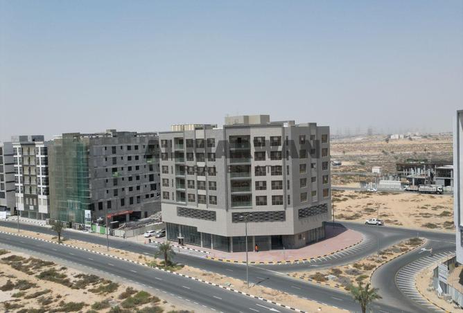 شقة للإيجار 3 غرف مع غرفة ماستر بناية جديدة.