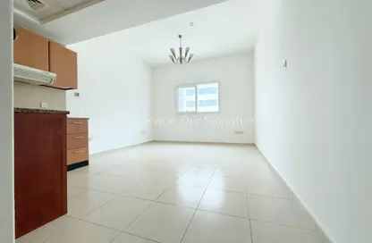 Apartment - 1 Bathroom for rent in New Al Taawun Road - Al Taawun - Sharjah