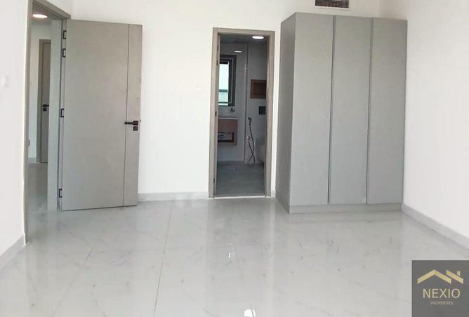 Bright & Brand New | Unfurnished | Negotiable photo 2