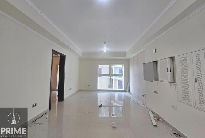 Bright and Spacious One bedroom with Parking