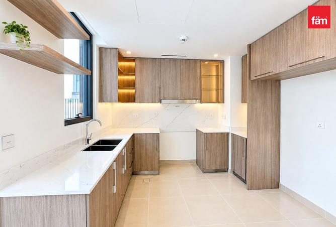 4-bed townhouse in May · Corner unit — photo 3