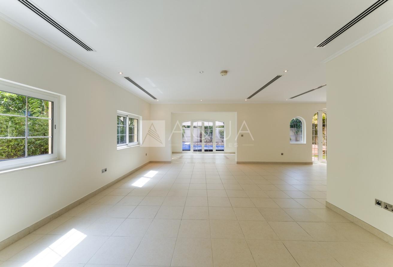 4 Bed Conversion | Vacant | Pool & Jacuzzi photo 5