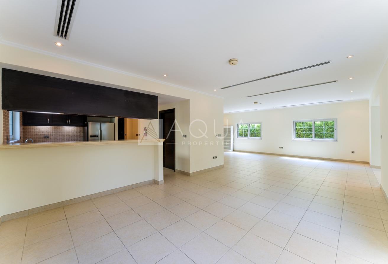 4 Bed Conversion | Vacant | Pool & Jacuzzi photo 4