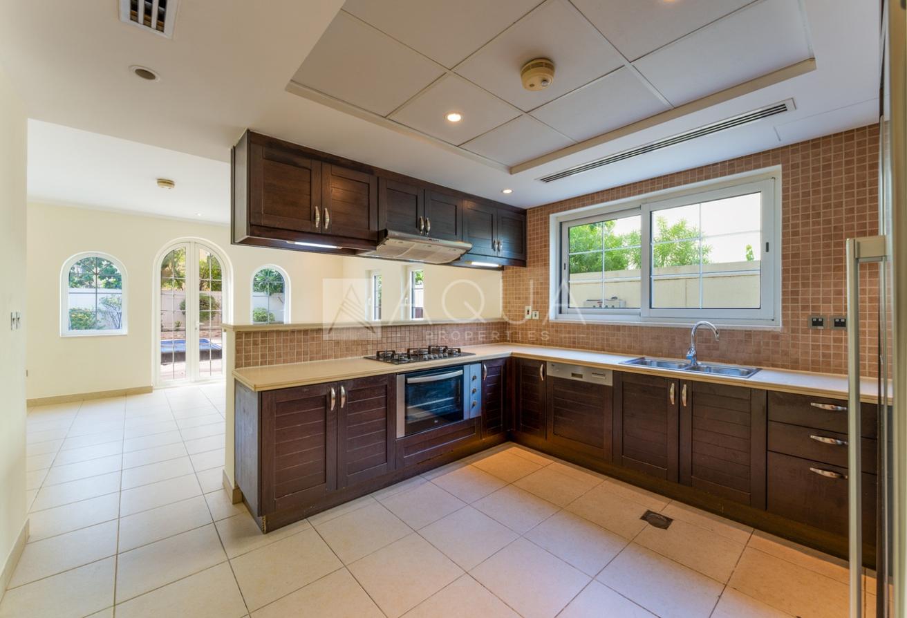 4 Bed Conversion | Vacant | Pool & Jacuzzi photo 2