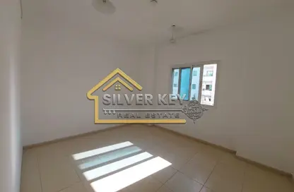 شقة - 2 غرف نوم - 2 حمامات للايجار في المحطة - القاسمية - الشارقة