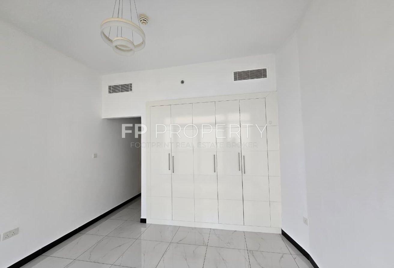 UNFURNISHED 1BHK/ FRONT OF MALL photo 4