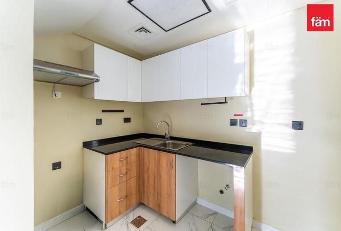 Corner unit | Bigger Layout | Fitted | Furnished photo 2
