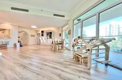 Apartment - 3 Bedrooms - 4 Bathrooms for rent in Al Anbara - Shoreline Apartments - Palm Jumeirah - Dubai