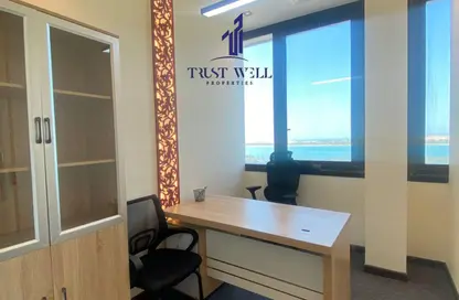 مكتب - غرفة نوم - 4 حمامات للايجار في بناية دار السلام - شارع الكورنيش - أبوظبي