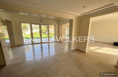 Villa - 3 Bedrooms - 4 Bathrooms for rent in District 5 - Jumeirah Park - Dubai