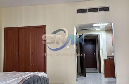 شقة - 1 حمام للايجار في بي03 - طراز فرنسي - المدينة العالمية - دبي شقة - 1 حمام للايجار في بي03 - طراز فرنسي - المدينة العالمية - دبي
