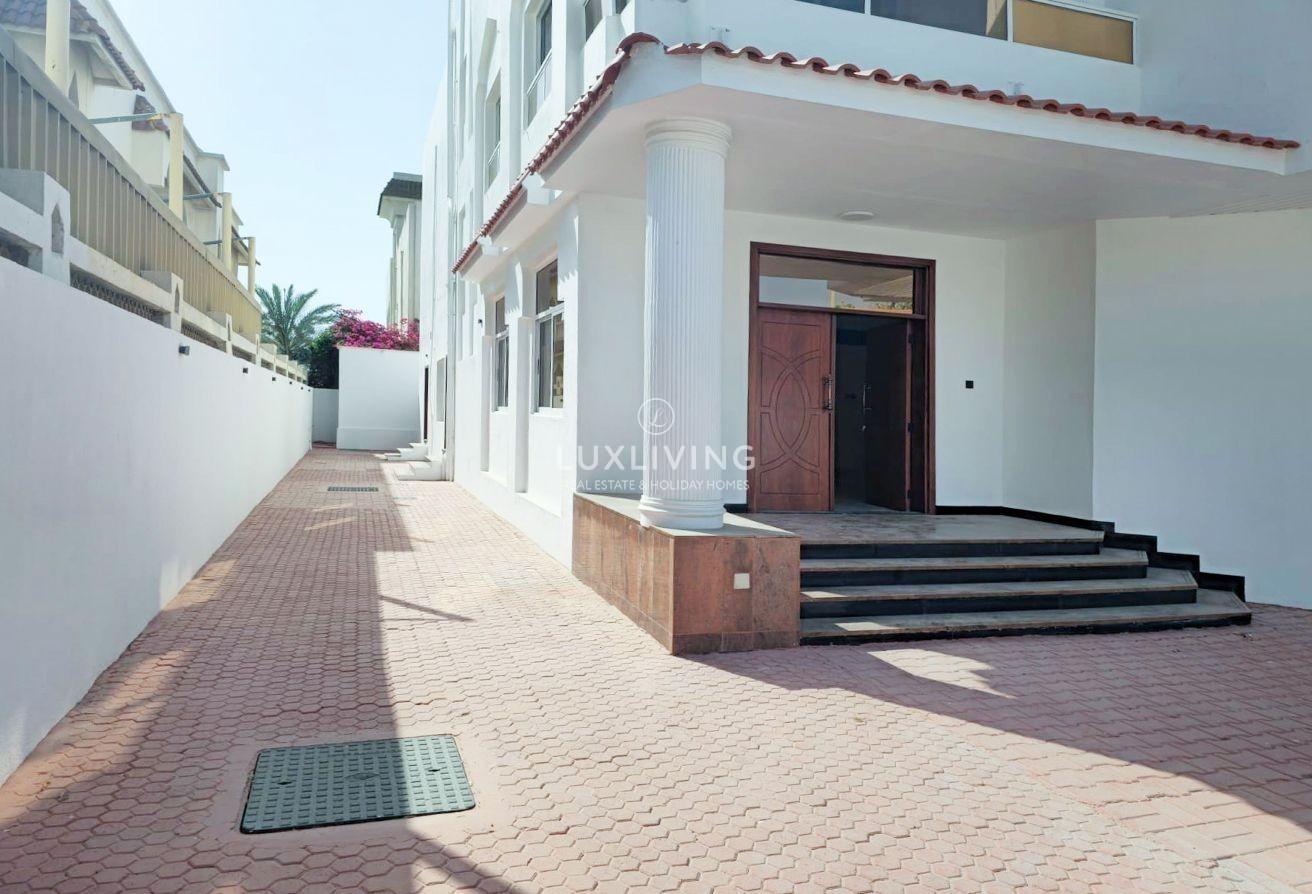 DETACHED | FULLY RENOVATED | BRIGHT 4BR+MAIDS photo 17