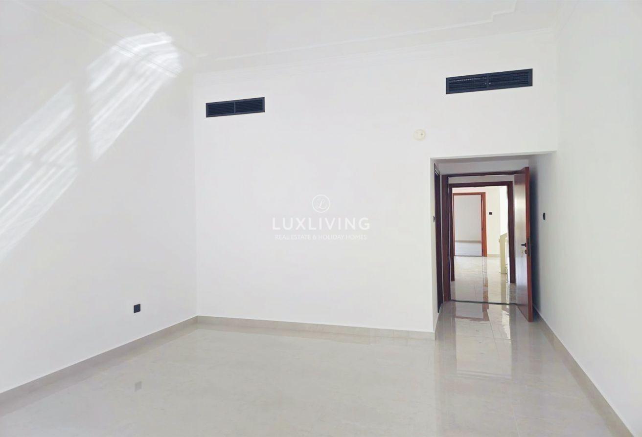 DETACHED | FULLY RENOVATED | BRIGHT 4BR+MAIDS photo 4