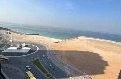 شقة - 2 غرف نوم - 2 حمامات للايجار في برج الكورنيش - طريق كورنيش عجمان - عجمان