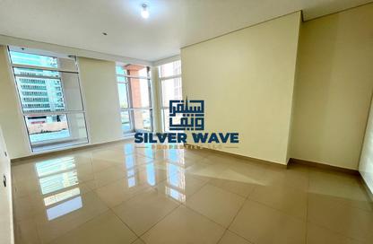 Duplex - 3 Bedrooms - 4 Bathrooms for rent in United Square - Al Khalidiya - Abu Dhabi