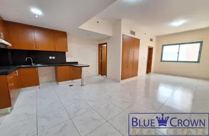 Apartment - 2 Bathrooms for rent in Golden Sands 12 - Al Mankhool - Bur Dubai - Dubai