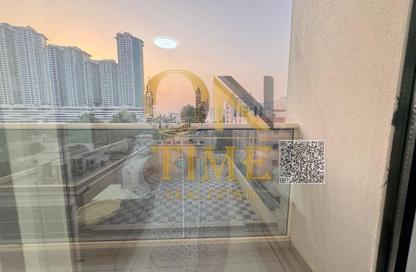 شقة - 2 غرف نوم - 3 حمامات للايجار في برج الكورنيش - طريق كورنيش عجمان - عجمان