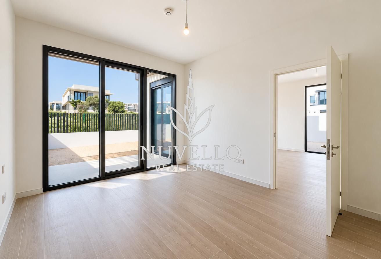 Internal | Single Row | Large Corner Plot photo 5