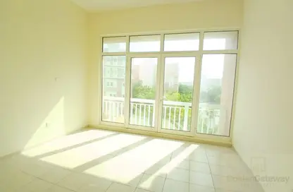 شقة - غرفة نوم - 2 حمامات للايجار في مبنى 51 - طراز البحر المتوسط - ديسكفري جاردنز - دبي