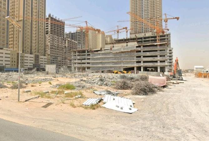 أرض زاوية سكنية تجارية بمدينة الإمارات G+41.