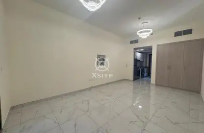 شقة - 1 حمام للايجار في الوردة بيضاء - الضاحية 12 - قرية جميرا الدائرية - دبي