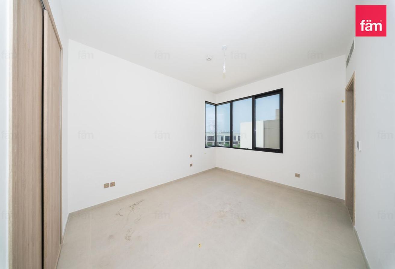 Sinlge Row | End Unit | Ready To Move photo 8