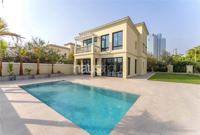 فيلا مطورة بالكامل | مطلة على الحديقة | مفروشة