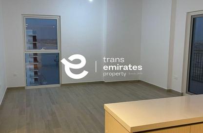 Apartment - 3 Bedrooms - 3 Bathrooms for rent in Waters Edge - Yas Island - Abu Dhabi
