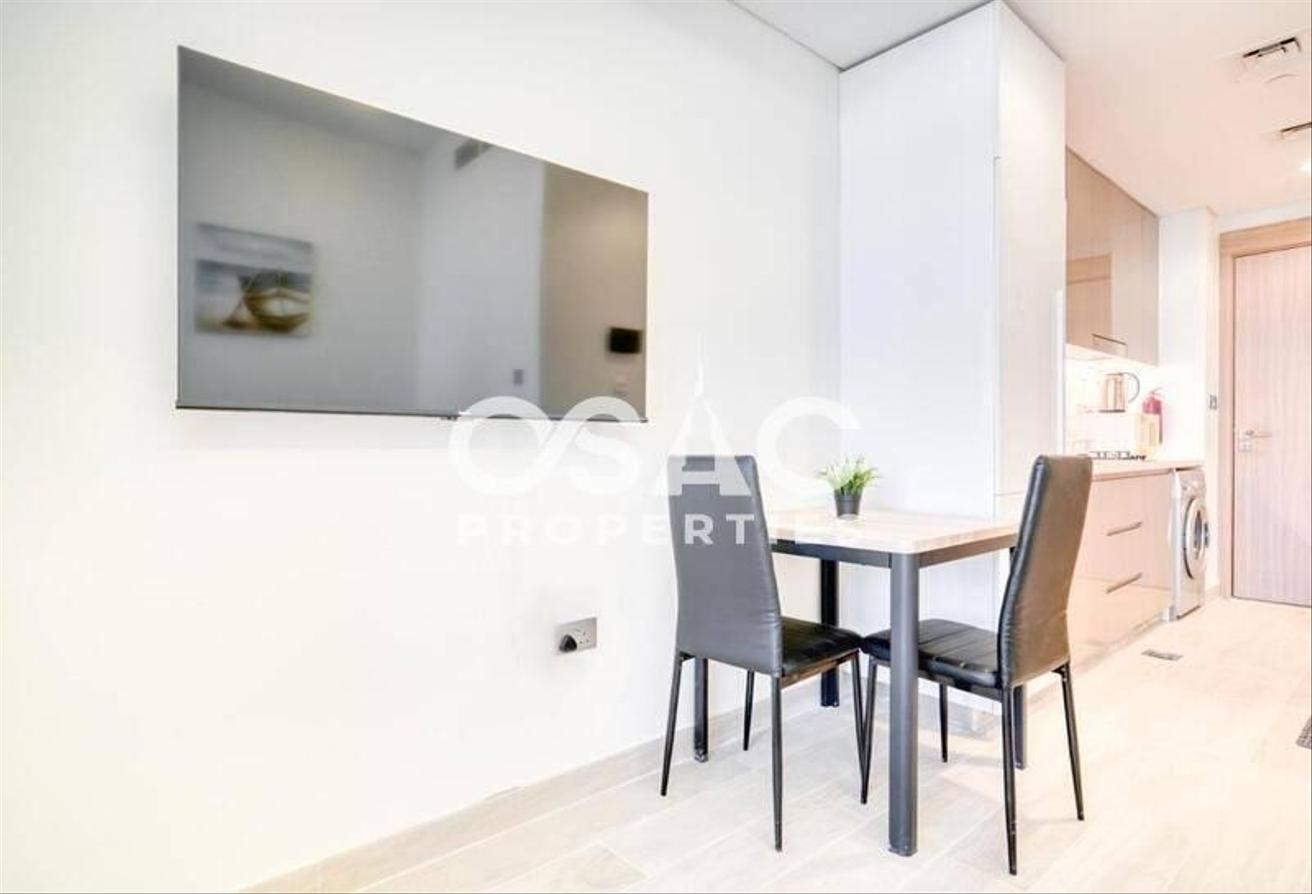Spacious Studio | Upgraded | Fully Furnished photo 9