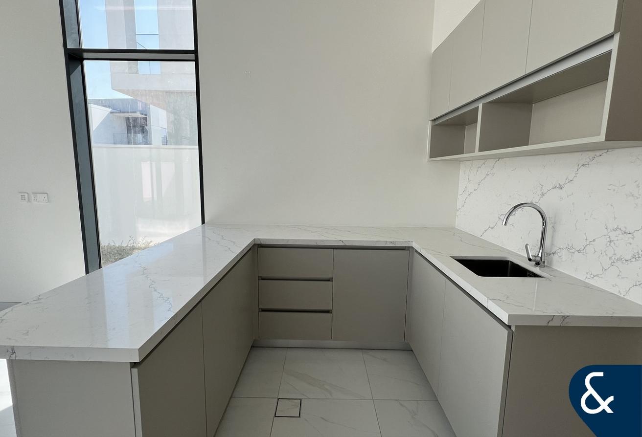 Landscaped | Modern Design | Large Plot photo 5