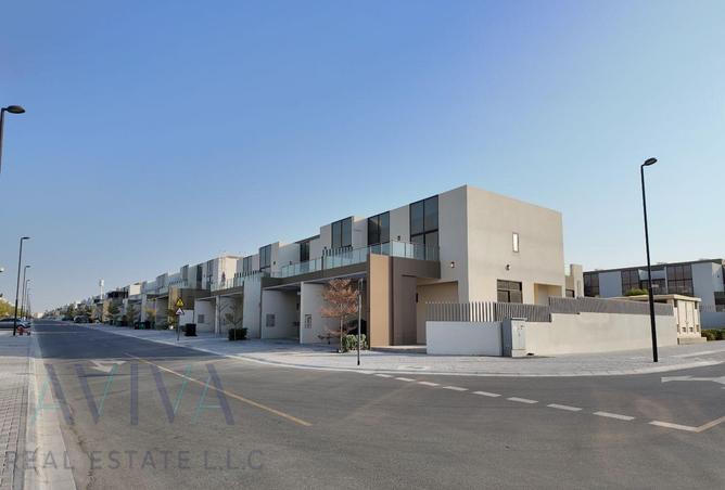 Corner Unit | Furnished |Single Row photo 3