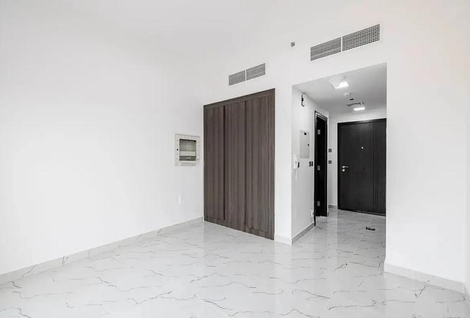 SPECIOUS | UNFURNISHED | VACANT photo 3