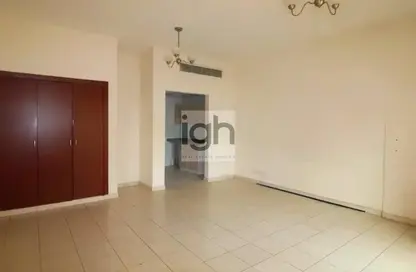 شقة - 1 حمام للبيع في ي 26 - طراز إنجليزي - المدينة العالمية - دبي