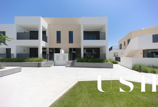 Luxury Townhouse | Poolside Living & Open Spaces — photo 2