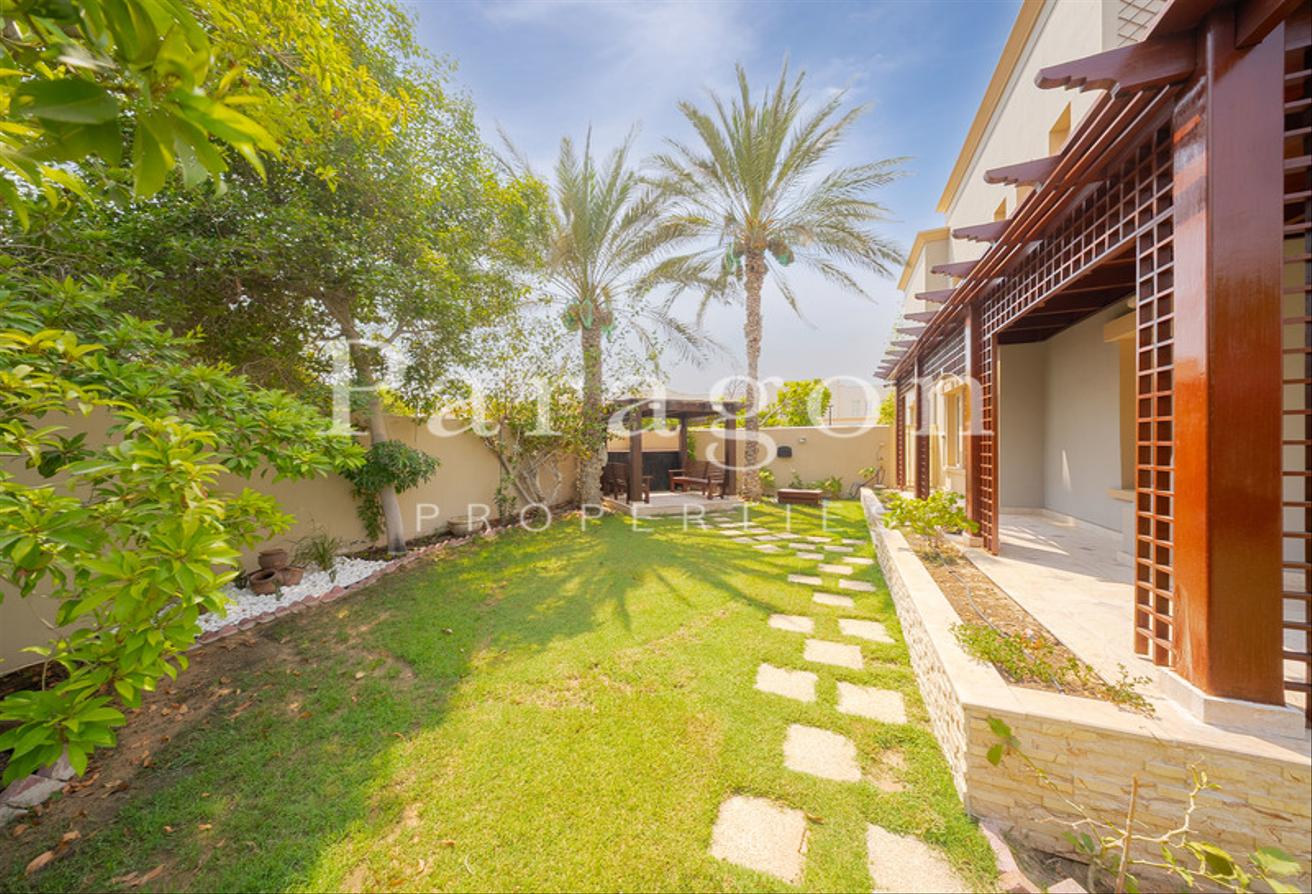 Upgraded I Extended I Huge Landscaped Garden photo 2