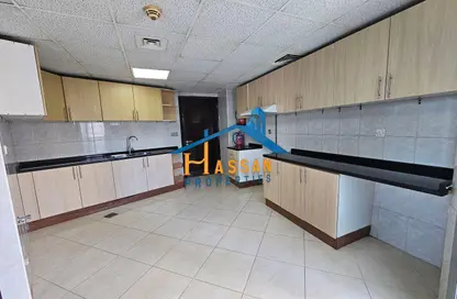 شقة - 3 غرف نوم - 5 حمامات للايجار في بناية سعيد الغافلي - المجاز - الشارقة