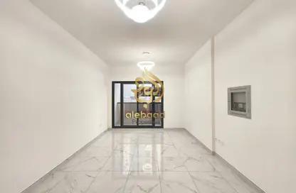 شقة - 1 حمام للايجار في الوردة بيضاء - الضاحية 12 - قرية جميرا الدائرية - دبي