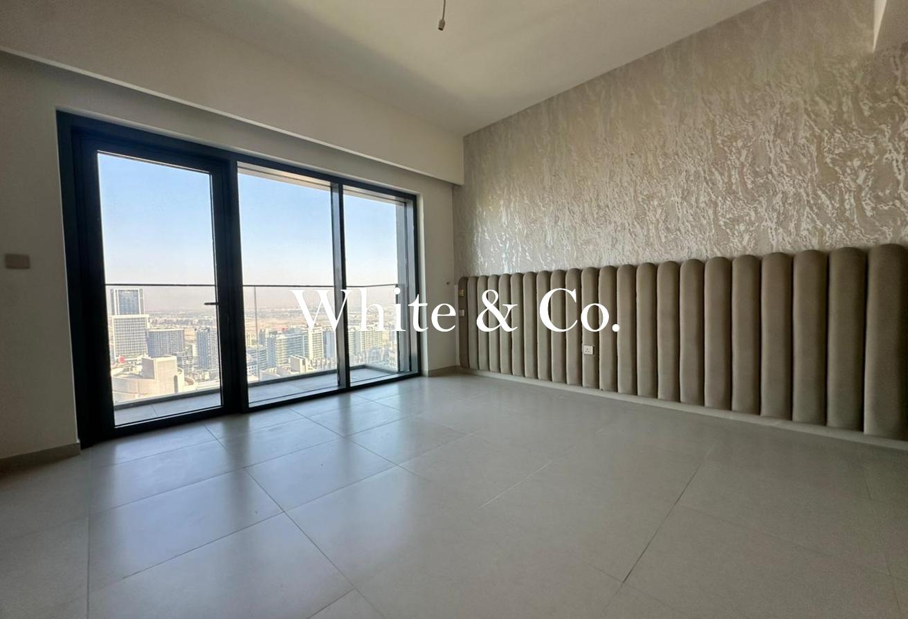 UPGRADED | UNFURNISHED | CITY AND SEA VIEW photo 4