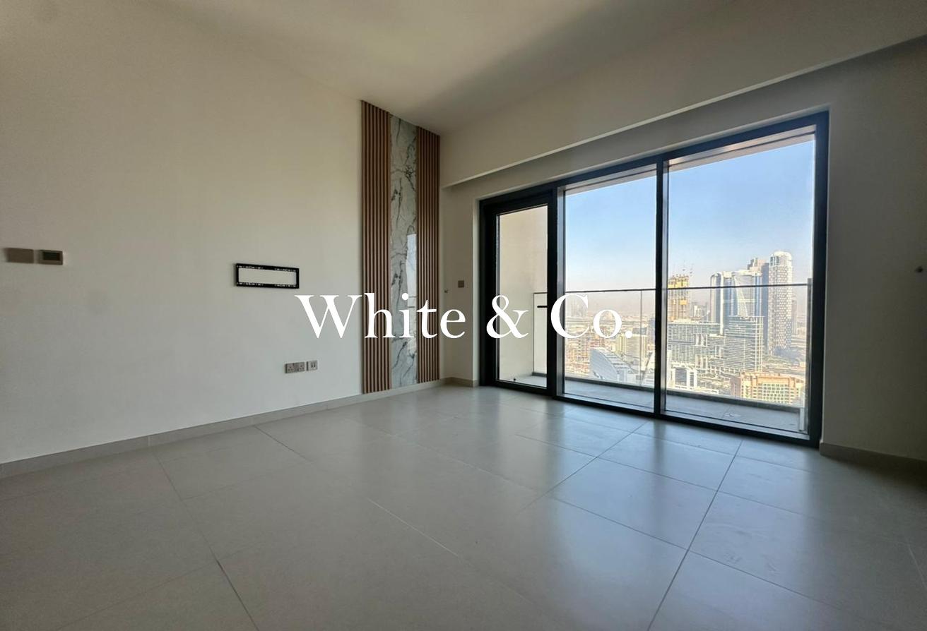 UPGRADED | UNFURNISHED | CITY AND SEA VIEW photo 5