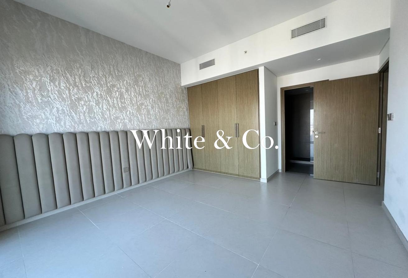 UPGRADED | UNFURNISHED | CITY AND SEA VIEW photo 7
