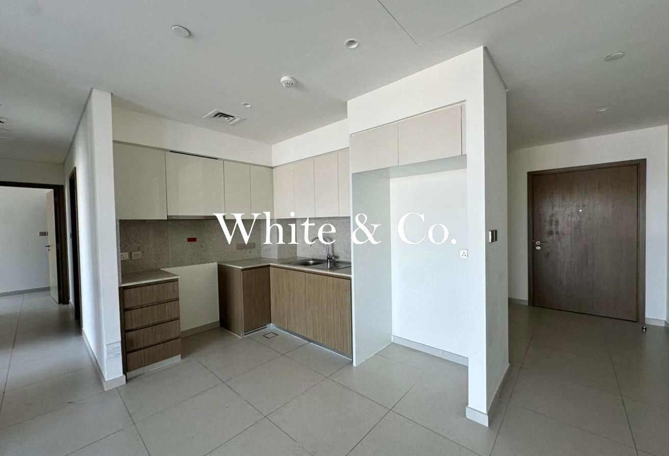 UPGRADED | UNFURNISHED | CITY AND SEA VIEW photo 3