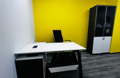 مركز أعمال - 4 حمامات للايجار في المطينة - ديرة - دبي