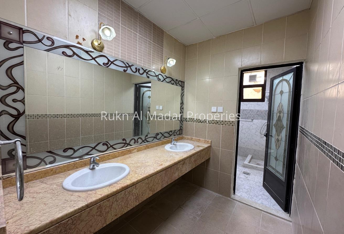 Specious Villa With Big Serivce Block photo 16