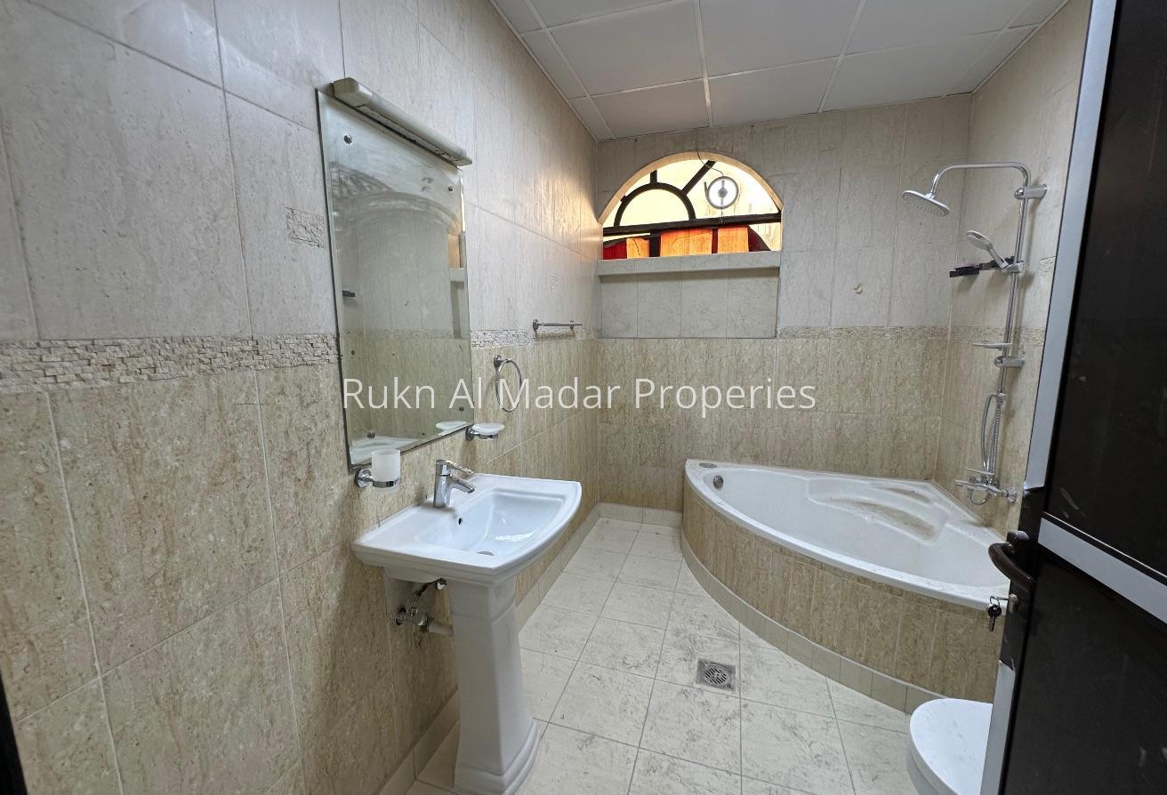 Specious Villa With Big Serivce Block photo 9